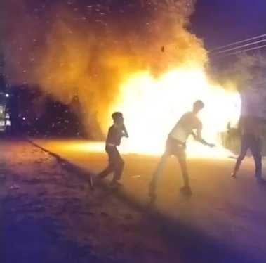 कलान मे ंडीसीएम वाहन काे जेसीबी व क्रेन से हटवाती पुलिस। स्रोत: वीडियो ग्रेब
