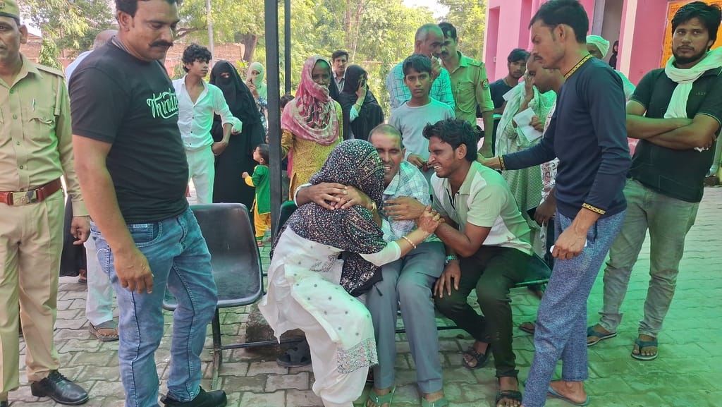 कैराना में शाहनवाज की हत्या के बाद खुरगान में दुल्हे के घर पर छाया सन्नाटा-संवाद कैराना में शाहनवाज की हत्या के बाद खुरगान में दुल्हे के घर पर छाया सन्नाटा-संवाद