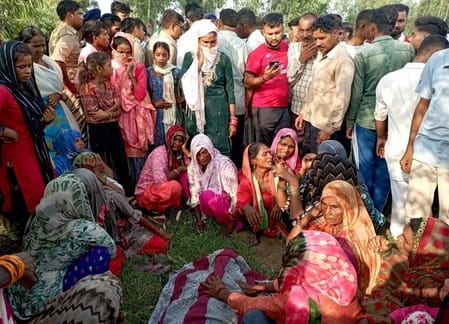 महिला की गुलदार के हमले में मौत के मामले में वन विभाग के अधिकारी जनता के तीखे तेवरों का सामने क महिला की गुलदार के हमले में मौत के मामले में वन विभाग के अधिकारी जनता के तीखे तेवरों का सामने क