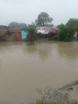 मझगईं के त्रिलोकपुर में भरा पानी। संवाद
