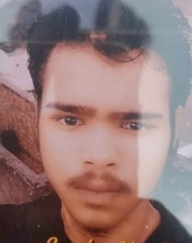 नगीना के ग्राम नैनपुरा में तालाब में युवक के डूबने के बाद मौके पर जमा भीड़। स्रोत ग्रामीण नगीना के ग्राम नैनपुरा में तालाब में युवक के डूबने के बाद मौके पर जमा भीड़। स्रोत ग्रामीण