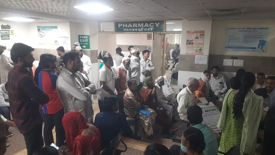 निजी अस्पताल के बाहर लगी आयुष्मान कार्ड पर इलाज न करने की सूचना। संवाद