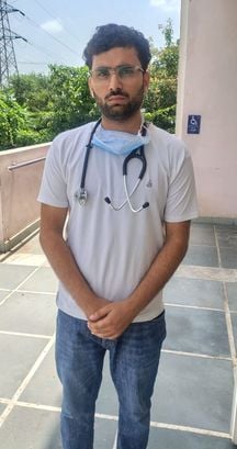 पीजीआई की ओपीडी में पकड़े गए फर्जी डॉक्टर साहद को पकड़कर ले जाता पुलिसकर्मी। संवाद