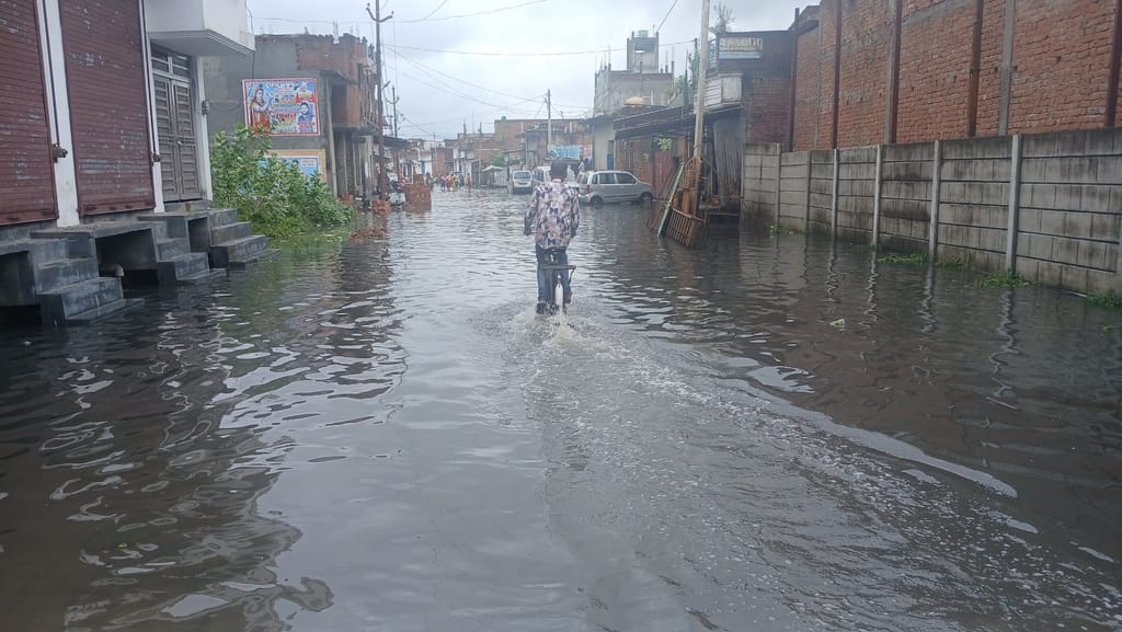 पलिया के दरगाह मंदिर जाने वाले मार्ग पर भरा पानी। संवाद