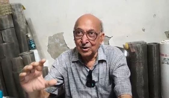 रोहतक में झज्जर रोड पर पुल के नीचे हुई लूट के बाद बिखरे सामान को देखता पुलिसकर्मी। संवाद
