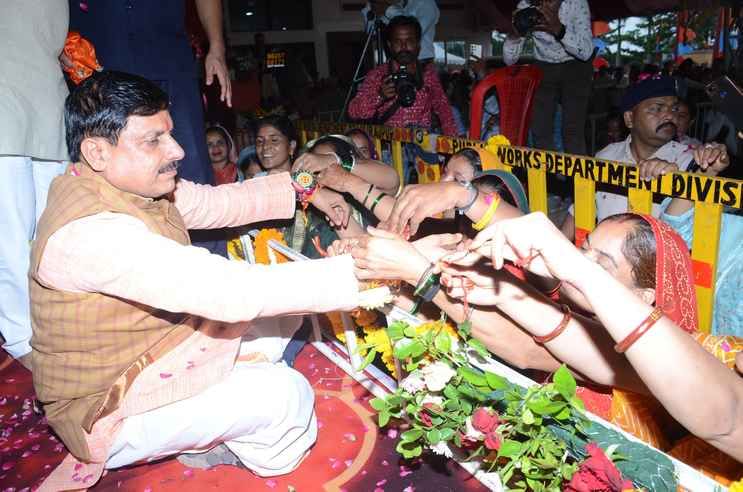 रक्षाबंधन भी मनाया