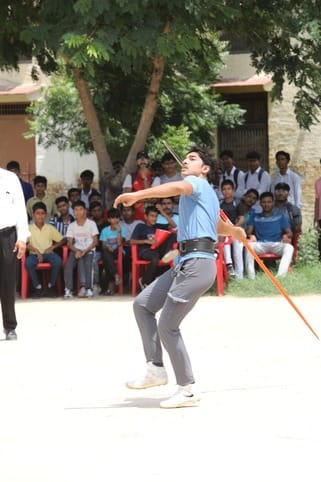 सैनी वरिष्ठ माध्यमिक विद्यालय में आयोजित जैवलिन थ्रो प्रतियोगिता में विजेता खिलाड़ियों के साथ सैनी वरिष्ठ माध्यमिक विद्यालय में आयोजित जैवलिन थ्रो प्रतियोगिता में विजेता खिलाड़ियों के साथ