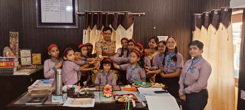 सरधना। सेंट जेवियर्स स्कूल की छात्राओं ने एसडीएम को राखी बांधी। संस्थान सरधना। सेंट जेवियर्स स्कूल की छात्राओं ने एसडीएम को राखी बांधी। संस्थान