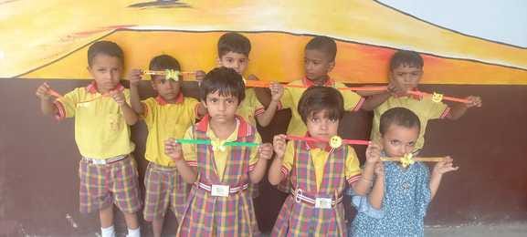 सरधना। सेंट जेवियर्स स्कूल की छात्राओं ने एसडीएम को राखी बांधी। संस्थान सरधना। सेंट जेवियर्स स्कूल की छात्राओं ने एसडीएम को राखी बांधी। संस्थान