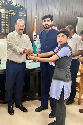 सरधना। सेंट जेवियर्स स्कूल की छात्राओं ने एसडीएम को राखी बांधी। संस्थान सरधना। सेंट जेवियर्स स्कूल की छात्राओं ने एसडीएम को राखी बांधी। संस्थान
