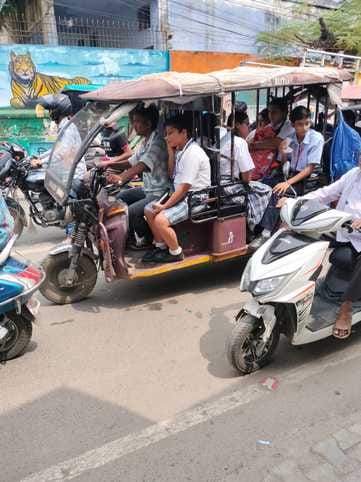 शाहजहांपुर में जेल रोड के सामने लगा लंबा जाम। संवाद
