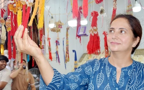 शामली बड़ा बाजार में राखी कर खरीदारी करती महिलाएं ।  संवाद