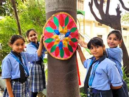 शामली के सेंट आरसी स्कूल में रक्षा बंधन के अवसर पर सजी राखी दिखाते बच्चे । संवाद शामली के सेंट आरसी स्कूल में रक्षा बंधन के अवसर पर सजी राखी दिखाते बच्चे । संवाद
