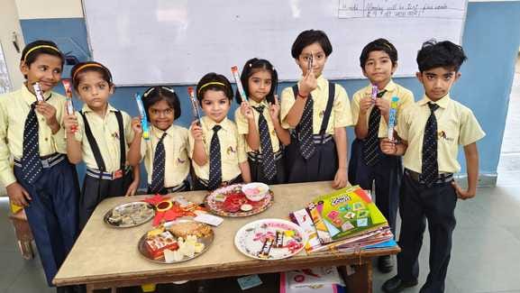 शामली के सेंट आरसी स्कूल में रक्षा बंधन के अवसर पर सजी राखी दिखाते बच्चे । संवाद शामली के सेंट आरसी स्कूल में रक्षा बंधन के अवसर पर सजी राखी दिखाते बच्चे । संवाद