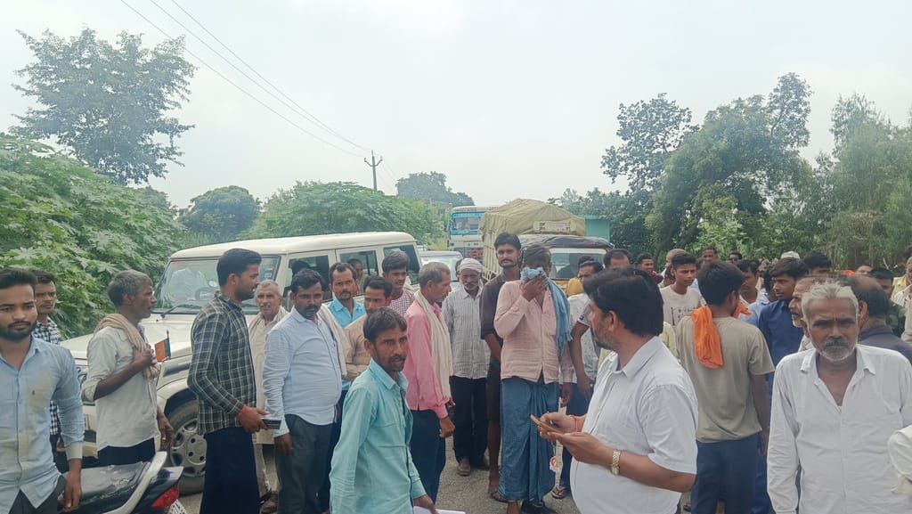 विकास भवन गेट पर धरना प्रदर्शन करते किसान। संवाद