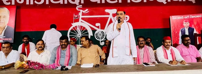 विकास भवन गेट पर धरना प्रदर्शन करते किसान। संवाद