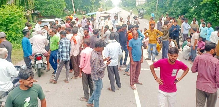विकास भवन गेट पर धरना प्रदर्शन करते किसान। संवाद