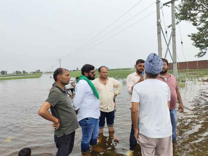 विरोध प्रदर्शन करते सपा कार्यकर्ता स्रोत संवाद