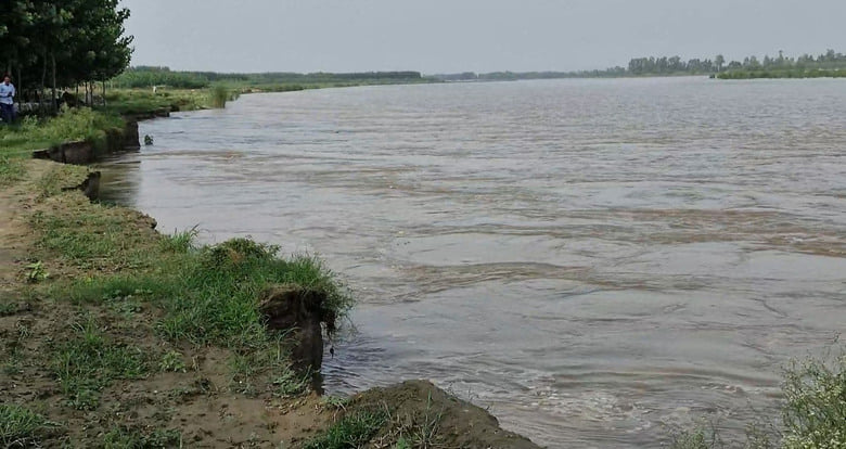 यमुना में बढ़ते जलस्तर से हो रहा मिट्टी का कटाव। संवाद यमुना में बढ़ते जलस्तर से हो रहा मिट्टी का कटाव। संवाद