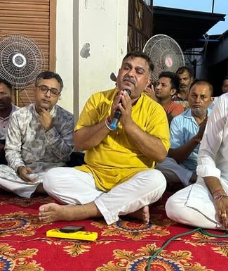 02 सीवन में आयोजित प्रभात फेरी में भजन गाते गायक। संवाद