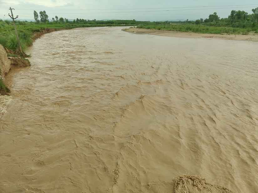 आदिबद्री में पुराने पुल के ऊपर से बहता पानी। संवाद