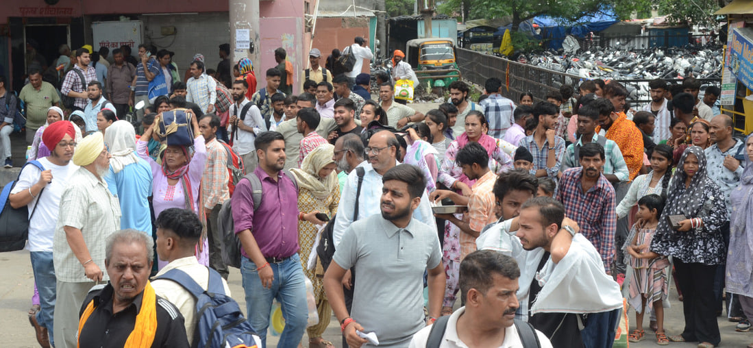 अंबाला छावनी बस अड्डे पर लगी यात्रियों की भीड़ और रोडवेज की बस में सवार होते यात्री। संवाद अंबाला छावनी बस अड्डे पर लगी यात्रियों की भीड़ और रोडवेज की बस में सवार होते यात्री। संवाद