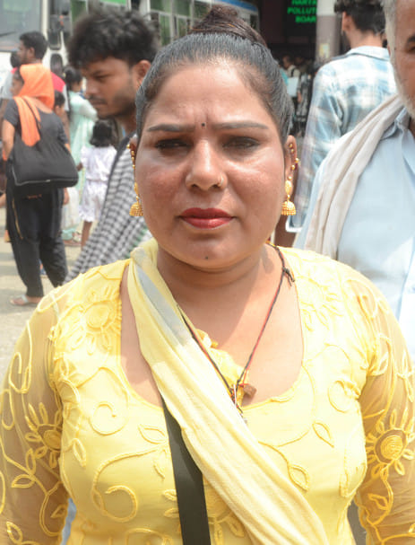 अंबाला छावनी बस अड्डे पर लगी यात्रियों की भीड़ और रोडवेज की बस में सवार होते यात्री। संवाद अंबाला छावनी बस अड्डे पर लगी यात्रियों की भीड़ और रोडवेज की बस में सवार होते यात्री। संवाद