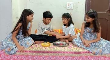 अद्विक और अव्यांश को राखी बांधती बहन। स्त्रोत खुद अद्विक और अव्यांश को राखी बांधती बहन। स्त्रोत खुद