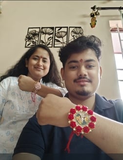 अद्विक और अव्यांश को राखी बांधती बहन। स्त्रोत खुद अद्विक और अव्यांश को राखी बांधती बहन। स्त्रोत खुद