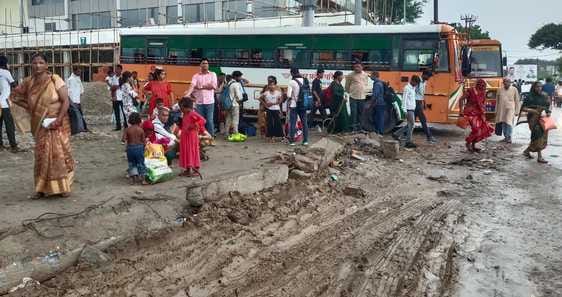 बहादुरगंज में राखी खरीदने के लिए दुकान पर लगी महिलाओं की भीड़। संवाद बहादुरगंज में राखी खरीदने के लिए दुकान पर लगी महिलाओं की भीड़। संवाद