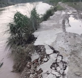 बिजनौर में मेरठ-पौड़ी नेशनल हाईवे पर पानी आने के कारण हेमराज कॉलोनी के मकान में भरा पानी। संवा बिजनौर में मेरठ-पौड़ी नेशनल हाईवे पर पानी आने के कारण हेमराज कॉलोनी के मकान में भरा पानी। संवा
