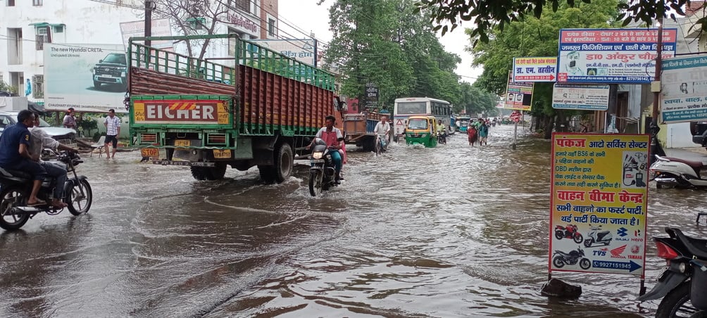 बिजनौर में मेरठ-पौड़ी नेशनल हाईवे पर पानी आने के कारण हेमराज कॉलोनी के मकान में भरा पानी। संवा बिजनौर में मेरठ-पौड़ी नेशनल हाईवे पर पानी आने के कारण हेमराज कॉलोनी के मकान में भरा पानी। संवा