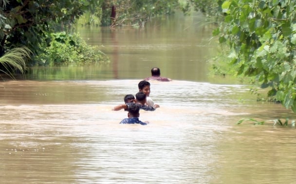 बिजनौर में मेरठ-पौड़ी नेशनल हाईवे पर पानी आने के कारण हेमराज कॉलोनी के मकान में भरा पानी। संवा बिजनौर में मेरठ-पौड़ी नेशनल हाईवे पर पानी आने के कारण हेमराज कॉलोनी के मकान में भरा पानी। संवा