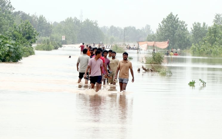 बिजनौर में मेरठ-पौड़ी नेशनल हाईवे पर पानी आने के कारण हेमराज कॉलोनी के मकान में भरा पानी। संवा बिजनौर में मेरठ-पौड़ी नेशनल हाईवे पर पानी आने के कारण हेमराज कॉलोनी के मकान में भरा पानी। संवा