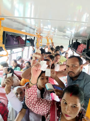 बस में चढ़ते यात्री। संवाद