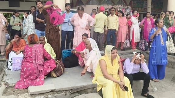 बस में सवार होती महिलाएं। संवाद