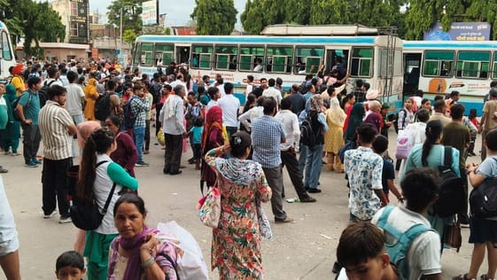 बस में सवार होती महिलाएं। संवाद