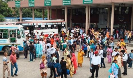 बस में सवार होती महिलाएं। संवाद