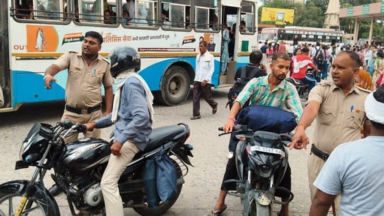 बस में सवार होती महिलाएं। संवाद