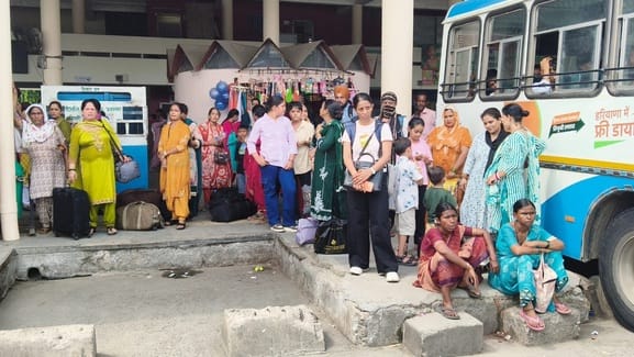 बस में सवार होती महिलाएं। संवाद