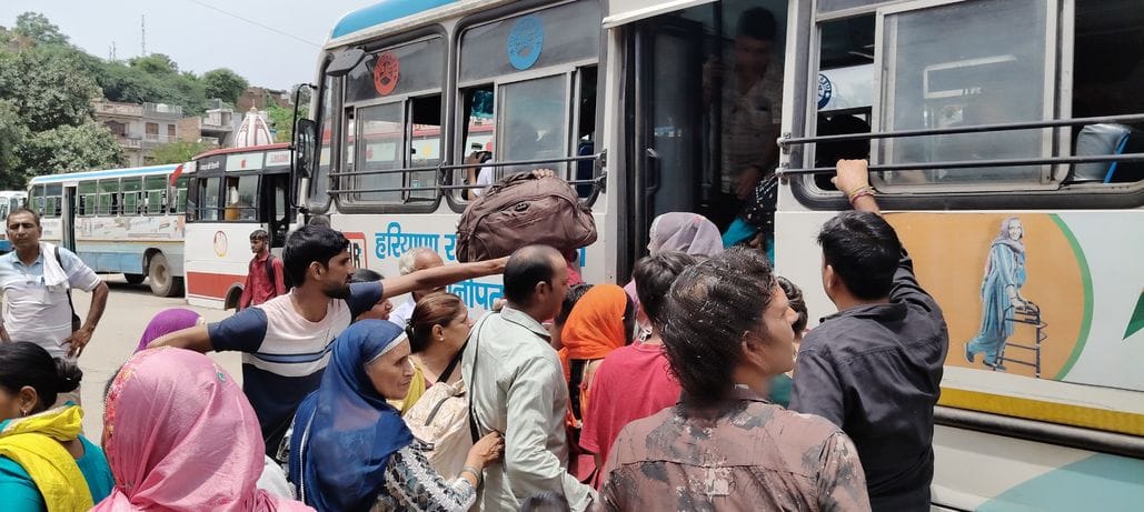 फोटो 14: सोनीपत बस अड्डे पर पानीपत जाने वाली रोडवेज बस में सवार होते यात्री। संवाद फोटो 14: सोनीपत बस अड्डे पर पानीपत जाने वाली रोडवेज बस में सवार होते यात्री। संवाद