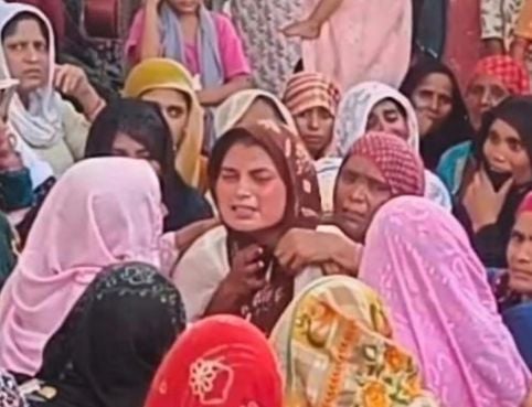 फोटो :21: सोनीपत के गन्नौर में शाहनवाज के घर के बाहर जुटे परिजन व ग्रामीण। संवाद फोटो :21: सोनीपत के गन्नौर में शाहनवाज के घर के बाहर जुटे परिजन व ग्रामीण। संवाद