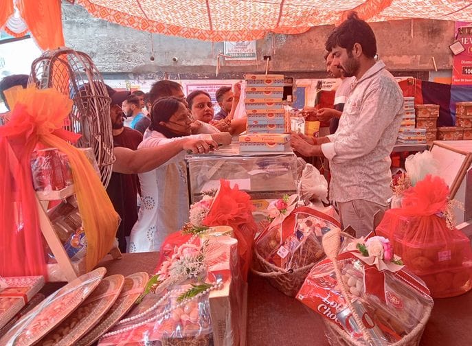 फोटो 26- सोनीपत की कच्चे क्वार्टर मार्केट में रक्षाबंधन पर्व को लेकर राखी खरीदती महिलाएं व युवत फोटो 26- सोनीपत की कच्चे क्वार्टर मार्केट में रक्षाबंधन पर्व को लेकर राखी खरीदती महिलाएं व युवत