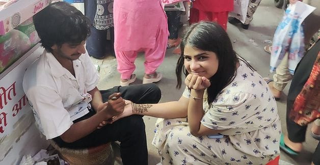 फोटो 26- सोनीपत की कच्चे क्वार्टर मार्केट में रक्षाबंधन पर्व को लेकर राखी खरीदती महिलाएं व युवत फोटो 26- सोनीपत की कच्चे क्वार्टर मार्केट में रक्षाबंधन पर्व को लेकर राखी खरीदती महिलाएं व युवत