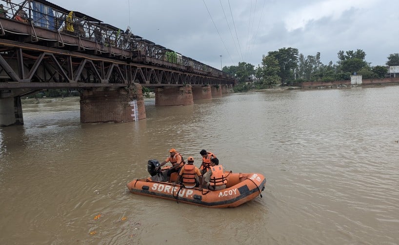 गर्रा नदी पुल पर भीड़ देख रुके वित्तमंत्री सुरेश कुमार खन्ना। स्रोत: वीडियो ग्रेब