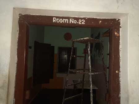 इलाहाबाद विश्वविद्यालय प्रशासन ने जीएन झा हॉस्टल के कमरा नंबर 22 और 133 के दरवाजे उखाड़ दिए और 