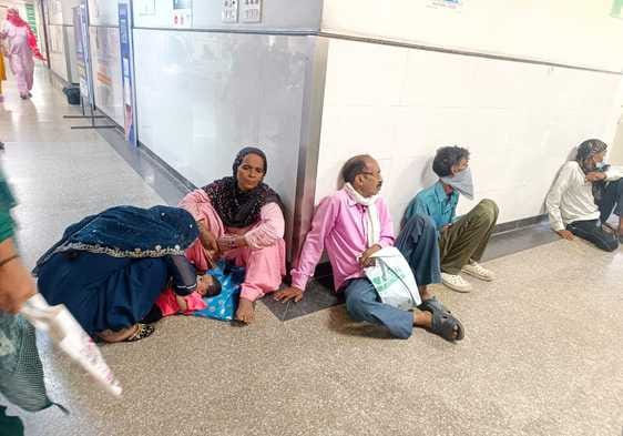 जिला नागरिक अस्पताल में मरीजों की लगी भीड़। संवाद जिला नागरिक अस्पताल में मरीजों की लगी भीड़। संवाद
