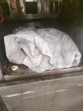 जीटी रोड पर शव को इकट्ठा कर कट्टे में डालते पुलिस और जन सेवा दल के सदस्य। स्त्रोत सेवा दल जीटी रोड पर शव को इकट्ठा कर कट्टे में डालते पुलिस और जन सेवा दल के सदस्य। स्त्रोत सेवा दल