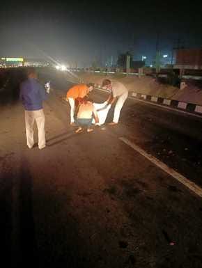 जीटी रोड पर शव को इकट्ठा कर कट्टे में डालते पुलिस और जन सेवा दल के सदस्य। स्त्रोत सेवा दल जीटी रोड पर शव को इकट्ठा कर कट्टे में डालते पुलिस और जन सेवा दल के सदस्य। स्त्रोत सेवा दल