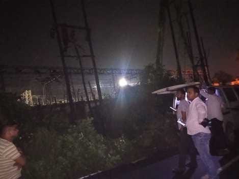 काकोरी में रात को फॉल्ट खोजते हुए टीम और मोहान रोड पर शुक्रवार सुबह फाल्ट को सही करते कर्मचारी